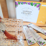 コラゲネイドビタミンゼリー 食べてみました💕 〈柚子レモン味〉〈グレープ味〉です 手軽なスティックゼリー タイプ １箱には20g&times;15本入っています。 どちらのお味も、 コラーゲンペプチ&hellip;のInstagram画像
