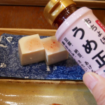 モニプラから正田醤油のおちょぼ口うめ正油のモニター中です。初めて使うので、まずは簡単に。冷や奴にかけてみました。甘酸っぱくて、暑い季節に合いますね。おちょぼ口なので、少量使いたい時に便利です&hellip;のInstagram画像