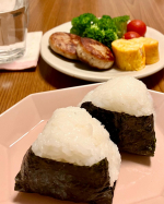 "海の精 あらしお" いつも使っている塩とは全然違う😳*雪のように真っ白な塩、塩むすびには少しの量でもしっかり塩味がついているでもしょっぱ〜い！というよりもしょっぱさに奥深さを感じてとて美味しい&hellip;のInstagram画像