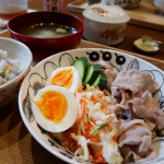 正田醤油のおちょぼ口うめ正油を使って冷しゃぶサラダを作りました。優しい酸味が豚肉によく合います。(材料)キャベツ・にんじん・きゅうり 計 160g豚肉薄切り 160g梅しょうゆ 大さじ3&hellip;のInstagram画像