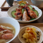 昼ごはんに手羽元うめ正油グリル焼きを作りました。甘酸っぱくてさっぱりした味になりました。ポテサラとキャベツのスープ煮の食卓🍴キャベツの値段、下がってきましたね👍(材料)手羽元 8本うめ正&hellip;のInstagram画像