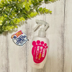 .🔶薬用柿渋 帰ってスグの足洗いソープ足指、足甲、足裏の気になる臭いをスッキリ。 ニオイの原因菌を殺菌、汚れ・汗を洗浄。部活を終えて帰ってきた息子くん一日中スニーカー履きっぱなしなので🦶蒸&hellip;のInstagram画像