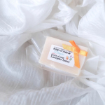 アンティアンの手作りオーガニック洗顔石鹸ラベンダーハニーお肌に優しいのにメイクも落とせて、気になる毛穴の黒ずみも洗い流せる洗浄力！ころんとしたサイズの石鹸は洗面台に置いていても邪魔にならない&hellip;のInstagram画像