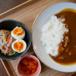 今日の昼ごはんはチキンカレー、サラダは春雨サラダにしました。ドレッシング代わりのうめ正油、これだけで美味しい❤️(材料)(2人分++)春雨1パック40gきゅうり 1本にんじん 4cmハム&hellip;のInstagram画像