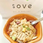 カゴメのSOVE シリアル オリジナル めっちゃオシャレで意識高い系シリアル見つけました！ 大豆と野菜のシリアルで、高たんぱく質＆高食物繊維！！ バナナヨーグルトにかけて食べようとしたら、子供に取&hellip;のInstagram画像