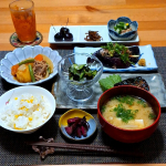 .昨日投稿しようと思いながら、スマホ持ったまま寝落ちしてました😂💦土曜日にまた実家で野菜をたくさん貰ってきたのですが、まだその前にもらったのや道の駅で購入した野菜もあるので、それらも合わせた野菜&hellip;のInstagram画像