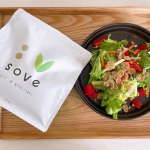 SOVE　サラダを毎食取り入れるようになりオートミールをふりかけたりしてたんですが最近マンネリ化してきてたのでSOVEを試してみました♡こちらは大豆と野菜のシリアル　サラダに振&hellip;のInstagram画像
