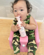 最近髪の毛のクルクル具合が止まらなくて愛おしい🤣🩷そんなベビちゃんが持ってるのはデリケートゾーン専用の泡ウォッシュ😊✨..お肌に優しい弱酸性でもこもこ泡ででてくるから使いやすくてとって&hellip;のInstagram画像