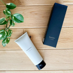 .　頬や目周りは乾燥が気になるのに、Tゾーンは皮脂が出やすくて毛穴詰まりが気になります☀️　特に暑くなってくるとポツポツ毛穴が加速するのが悩みです😭　重視している落とすケアを見直したい❣&hellip;のInstagram画像