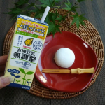 🥛今日のおやつは、実家に寄った時におばーちゃんにもらった塩味饅頭🤭塩味がきいたあんこの甘さがおいしーのよね♡そして、和菓子に合わせるのは大好きなマルサンアイの無調整豆乳😍マルサンアイ&hellip;のInstagram画像