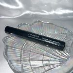 キングダム束感カールマスカラアッシュブラウン流行りの束感まつ毛が作りやすい、特殊なコームが特徴のマスカラ🪮まずコーム部分でまつ毛にマスカラをつけて次に反対側の短いギザギザ部分でまつ毛&hellip;のInstagram画像