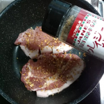 日本緑茶センター株式会社🌈クレイジーガーリック🌈クレイジーソルトミニお試ししました😊肉との相性が良いクレイジーガーリックでポークソテーを作ってみました。ガーリックやハーブの香りが食欲&hellip;のInstagram画像