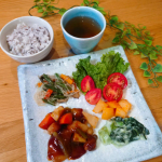 🍅おうちランチ🍅暑い日は、火を使って料理したくなくなりますよね💦そんな時に、冷凍おかずをストックして置くと便利です！先週は、暑い日続きで『ニチレイフーズダイレクト』のきくばりごぜんが大活躍！&hellip;のInstagram画像