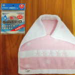 次女が入園するので、給食エプロンを作りました！長女のときは、小さなミシンを買って、お昼寝中に&hellip;と思ったら、音が大きすぎて使えず&hellip;。今回は布用両面テープを使いました！毛が長かったり、凹凸が激しい&hellip;のInstagram画像