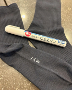 株式会社KAWAGUCHI様のご提供により、「濃い色の生地にもはっきり書ける！布用ミルキーなまえペン」をお試しさせていただいております🖊️✨黒や紺色の靴下、ハンカチ、下着などにお名前付けしたい時っ&hellip;のInstagram画像