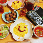 今日の晩ごはんは#オムライス ！#ミネストローネ とサラダ🥗食事と一緒のお茶は#黒烏龍茶 。わが家は年中やかんでお茶沸かしてます。ジャスミン茶か烏龍茶。今日のは　@itohkampo.off&hellip;のInstagram画像