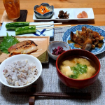 .さっぱりしたものが食べたくて. . .🍴おしながき🍴・水なすの豚バラ巻き おろしポン酢で・銀ダラの西京漬け・きゅうりの1本漬け・きゅうりの柴漬け・ふくやの明太子・きゃらぶき・レー&hellip;のInstagram画像