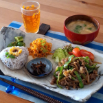 .向日葵おにぎりのテレワークランチ🍴おしなかぎ🍴・牛肉とピーマン、玉ねぎのスパイシー炒め・にんじんシリシリ・きゅうりの胡麻酢和え・自家製きゃらぶき・雑穀ひまわりおにぎり・お揚げと玉ね&hellip;のInstagram画像