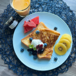 お休みの日の朝ごはん。フレンチトーストとサジー。*夏休み始まっちゃいましたね&hellip;😬我が家も学童のお弁当と主人のお弁当スタート。まだ7月ですよ🖐️先が長いぜ&hellip;基本的に寝不足なので（夜中にア&hellip;のInstagram画像