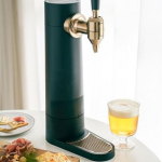 我が家にもとうとうやってきました〜♪ビールサーバー✨わーい🙌ビールサーバーなんて贅沢だよな〜とずっと思ってたから開封する前から顔がニヤけちゃって&hellip;😁ウワサには聞いてたけど泡が本当にすご&hellip;のInstagram画像