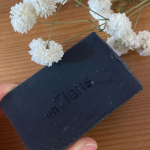 アンティアンの無添加洗顔石鹸漆黒❤️❤️毛穴の黒ずみも日焼け止めもスッキリ洗い流してくれる石鹸です！パッケージがプラから紙に変わっていました😍❤️環境に配慮されていて素敵です💕化学物質&hellip;のInstagram画像