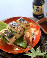 今日の夜ごはん暑い夏、食欲が落ちがちですが、そんなときに食べたくなるのがお寿司🍣今日は買い物先で脂ののった厚みのある鯖が手に入ったので焼鯖寿司を作りました。鯖には、かつお節とみりんを加えた&hellip;のInstagram画像