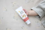 .『無添加 日やけ止めミルク チューブタイプ』をモニターさせていただきました🙇🏻&zwj;♀️&lrm;🤍SPF35 PA+++親子で使える日焼け止めミルクです✨️石けんで簡単にオフできて、ノンケミカ&hellip;のInstagram画像