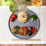 美味しそうなメニューですが、どのメニューもなんとヴィーガン対応!また、いずれも紙トレーに入っているので、トレーごとレンジで温めればよく、準備がとっても簡単でした。その紙トレーも、環境に優しい素材&hellip;のInstagram画像