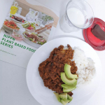 忙しくてなかなか料理に手間をかけられないけど、ヘルシーでオシャレなご飯が食べたい！という願いを叶えてくれる「ベジカフェ」シリーズをお試ししました💡ガパオとキーマカレー、そぼろのセットです。また&hellip;のInstagram画像