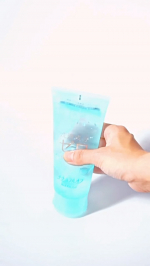 泡だてない洗顔🫧見た目はジェルなんだけど、手に取るとスルッとしたテクスチャーでスイスイ汚れを落としてくれます！ビタミンCNaをはじめとする保湿成分のおかげで洗い上がりはつっぱらずにしっとり🩵皮脂&hellip;のInstagram画像