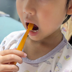 6歳娘。下の前歯が2本抜けました〜。かわいい永久歯がすでにニョキッとお顔を出しています。そして、なんと右奥歯と左奥歯にも、新しく永久歯が生え始め、娘のお口は新しくお目見えの永久歯が計4本！！！&hellip;のInstagram画像