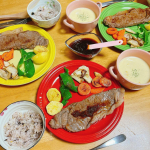今日の晩ごはん。#ステーキ 🥩柔らかくって美味しかった♪ごはんは🍚北海道産の雑穀入りごはん🍚美味しかった！今日はともの誕生日🎉🎂２２歳やって‼️はや！おめでとう🎊いつもニコニコ☺️のとも&hellip;のInstagram画像