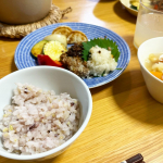 晩ごはんは和風ハンバーグのつもりがデロンデロンで塊になりませんでした😇玉ねぎ麹を入れて少し時間が経過してたからかなぁ？？フライパンいっぱいに広げて焼いて、切り分けました。そぼろを集めた感じ今日のご飯&hellip;のInstagram画像