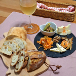 .先日のハナサクベーカリー様の『ハードパンとベーグル6種7個セット』の中からチャバタオリーブ入り と ドライいちじくが入ったフィグチャバタはカンパーニュやフィグ(バケット生地)に比べたら軽め&hellip;のInstagram画像