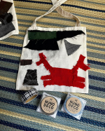 子供が久留米絣のハギレで作ったサコッシュ👦株式会社KAWAGUCHI様から提供して頂いた布デコテープを貼りたいとの事だけどこの🦀の絵にどの柄をどう貼るのが正解なのか、、、テープ貼ってアイロ&hellip;のInstagram画像