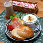 .今日のおうちブランチはおしゃれにベーグルサンド☕と言いたいところだけど、おしゃれに挟むのは難しく、欲張って色々と挟んだら映えとは程遠いけど😂ベーグルは常温解凍した後、半分にスライスしてオ&hellip;のInstagram画像