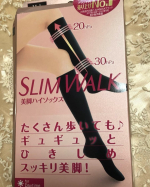 足元スッキリのハイソックスを試してみました。冷房でむくみがち、加齢で脚力にすっかり自信をなくしてますが、履くだけでスッキリ。足がシャキッとしたので、細く見えてるかな笑ベージュだったら他の洋服にも&hellip;のInstagram画像