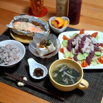 .肉も魚も. . .欲張り定食😜🍴おしながき🍴・豚しゃぶサラダ・鮭のホイル包み焼き・冷奴・わかめとえのきのスープ・自家製Qちゃん漬け・雑穀ごはん・ネクタリン先日のごぼうサラダに&hellip;のInstagram画像