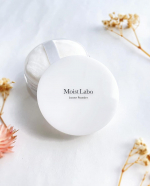 白色の透明ルースパウダーです片栗粉みたいにすごくサラッサラでさらスベ肌になれます毛穴をカバーしてくれて皮脂・テカリを抑えてくれます。私はベタつきやすいおでこや鼻に部分使いすることが多い&hellip;のInstagram画像