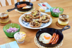 今日はユーコープのお試しセットで朝ごはん！きのことチーズのタルティーヌ紫キャベツのヨーグルトマヨサラダソーセージと卵焼いたのこだわりプリンにアイスカフェラテメインはタルティーヌ！美味し&hellip;のInstagram画像