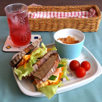 .もりもりなカンパーニュサンドで おはようございます☀ハナサクベーカリー様の絶品カンパーニュに挟んだのは. . .レタス、キャロットラペ、卵、生ハム、チーズ、オクラそして、いつもの自家製カ&hellip;のInstagram画像