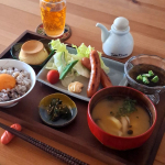 .卵かけご飯が食べたくて. . .ユーコープのお試しセットを使って朝ごはん🍚このセットを見たら、まさしく私の定番である、いつもの目玉焼きとウインナーにサラダ、ヨーグルト、カフェラテの朝ごはんが&hellip;のInstagram画像