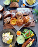 2024.8.25 日曜日〜〜〜こんばんは✩⋆*॰&uml;̮⋆｡˚週末のゆったりまったり時間⏰今日は《ぱん結び》お取り寄せのパンBOXで どれにしようかな〜(˶&oline;᷄ ⁻̫ &oline;᷅˵)な&hellip;のInstagram画像