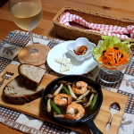 .先日のサンドイッチにしたカンパーニュの残りで. . .と言うか、このためにあえて残したものアヒージョで食べたら絶対美味しいよねー💕って思ったら、どうしても食べたくなって😂軽くリベイクし&hellip;のInstagram画像