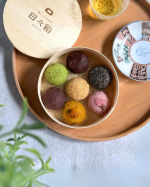 今日のおやつ株式会社岩村製餡工場さまの『七福おはぎ』を送っていただいたので、おやつの時間に解凍していただいてみました。『七福おはぎ』は、曲げわっぱに可愛らしいミニサイズのおはぎが七つ詰められて&hellip;のInstagram画像