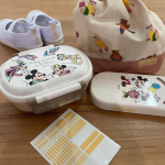 幼稚園が始まるので、持っていくものに名前書き♪プラスチック素材に名前を書いてもすぐ消えてしまうため、「モノペタラベル」を使用しました✨水に強く、剥がれにくいシールなので洗っても問題なし！！色も&hellip;のInstagram画像