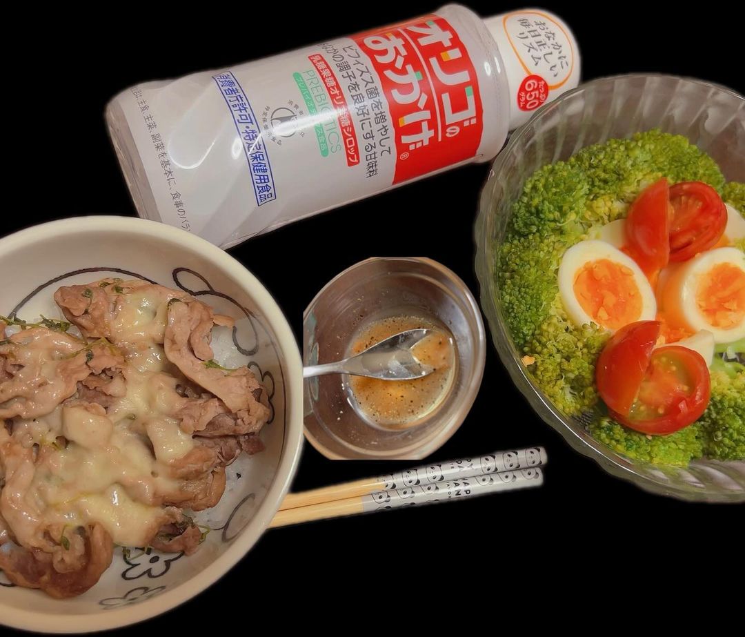 口コミ投稿：こんばんは🌆お疲れさまです✨ある日の夜ごはんは豆苗とチーズ豚丼にとサラダにはドレ…