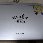 大人の男性のためのオールインワンスキンケアのVARON オールインワンセラムをお試しさせて頂きます。外箱が光沢のあるシルバーで高級感が出まくっていました。フローラルの優しい香りのOrigin&hellip;のInstagram画像