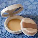 メイクの仕上げに使っている「Point Magic PRO プレストパウダーC」ナチュラルオークル🪞これ1つで毛穴・色ムラをファンデ級カバー❗️つけ心地が軽く、白浮きせずナチュラルな仕上がり😊&hellip;のInstagram画像