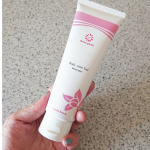 潤い美白ジェル「クリスタルビューティーボディケアジェル」を紹介します。顔やボディなど全身の美白ケアと潤いケアが１本で叶うジェルです。薬用有効成分「トラネキサム酸」や漢方有効成分の「グリチルリチ&hellip;のInstagram画像